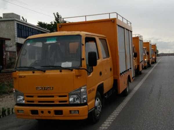 带燃油公告的洒水车