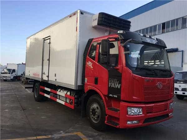 解放180马力冷藏车6.8米货厢